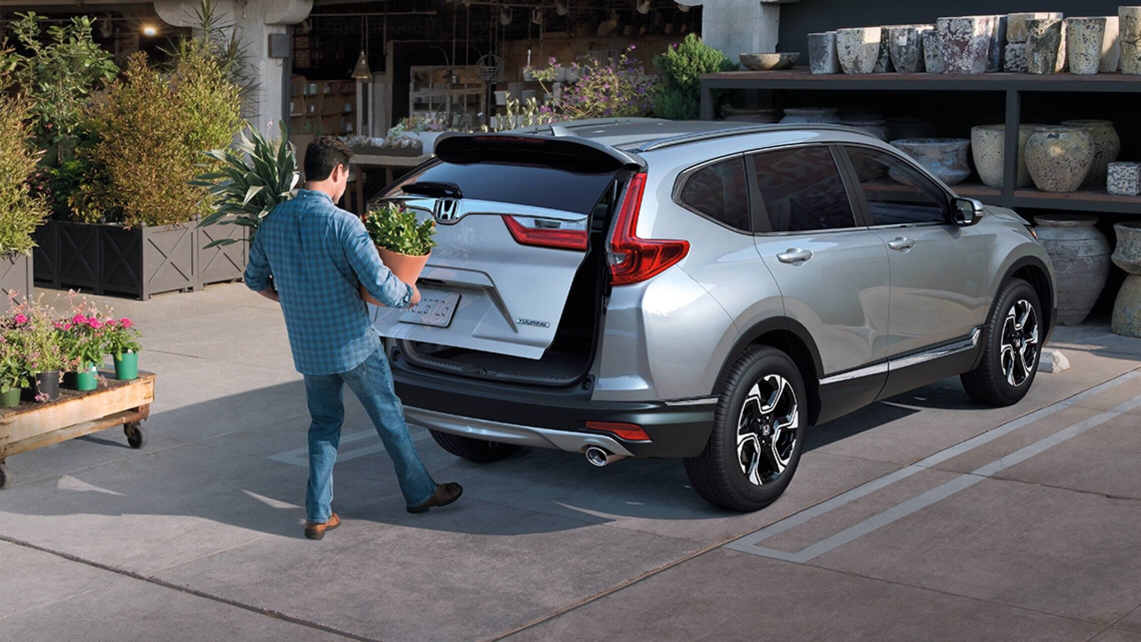 2019 Honda CR-V Touring demonstrating hands-free access power tailgate.